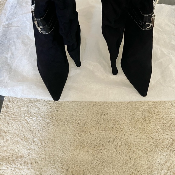 Pointed toe Mid-calf slouchy stiletto suede boots with a silver-tone chain. - Picture 6 of 6